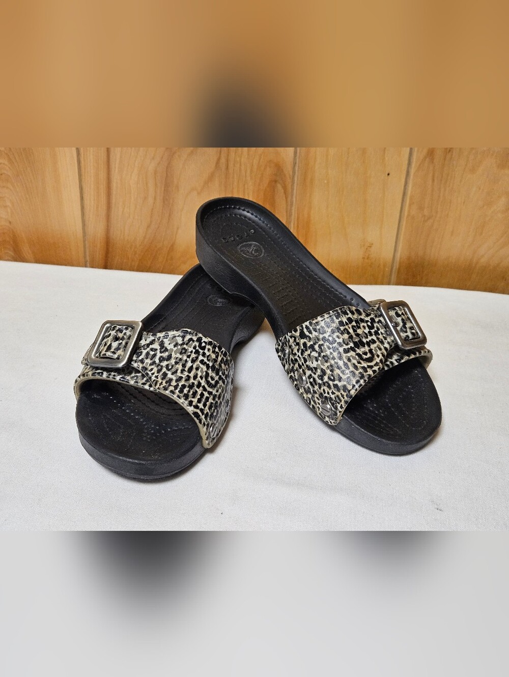 Crocs Sarah Leopard Print black Sandals Adjustable Buckle Size 8 Womens
